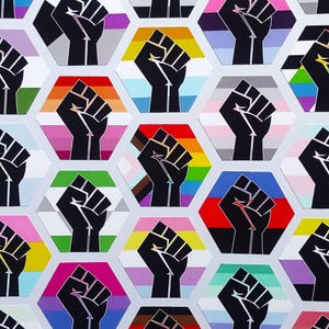 37 mm/1,5 inch zeshoekige stickers - LGBTQ+ handgemaakte vinylstickers met verhoogde vuist Activist Pride-vlag