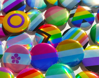 Przypinka kątowa 1,25 cala – ręcznie robiona holograficzna przypinka z flagą LGBTQ+