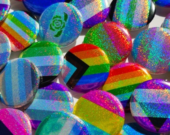 Brokatowa przypinka 1,25 cala – ręcznie robiona holograficzna przypinka z flagą LGBTQ+