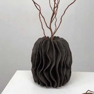 Jarrón de cerámica escultural hecho a mano de textura rústica y forma orgánica - pieza decorativa centro mesa obra de arte pieza única