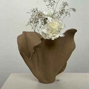 手作り陶器の花瓶、手成形彫刻花瓶、現代芸術陶器の花瓶、陶器のセンターピース
