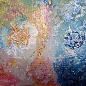 Peut inclure: Peinture acrylique abstraite sur le thème céleste. L'œuvre présente un mélange de couleurs, dont l'or, le bleu, le rose et le blanc. La composition comprend des motifs tourbillonnants et des coups de pinceau texturés, avec une forme centrale en forme de soleil et une forme bleue en forme de fleur.