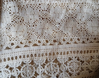 Excepcional mantel de 8 metros con diversos diseños de encaje.