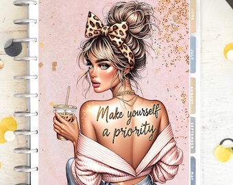 Puede incluir: Una agenda con una ilustración digital de una mujer con cabello rubio y un lazo con estampado de leopardo. El texto "Make yourself a priority" está en su espalda. La agenda tiene pestañas mensuales y encuadernación en espiral.