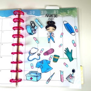 Op de afbeelding: Een plannerpagina versierd met stickers met een medisch thema. De stickers tonen een verpleegster, een stethoscoop, scrubs, pillen, een medische tas, een gezichtsmasker en andere medische items. De tekst "Nurse Life" is ook zichtbaar.