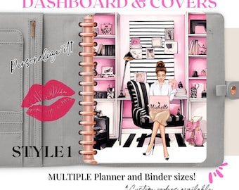 Puede incluir: Agenda gris con encuadernación en espiral oro rosa. La portada presenta una gran impresión de labios rosas y el texto "Personalize it!" y "STYLE 1." El interior muestra a una mujer trabajando en un escritorio con el nombre "Michelle" en su portátil. El texto "DASHBOARD & COVERS" está en la parte superior.