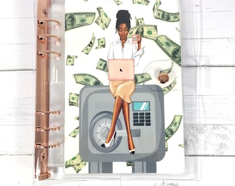 Peut inclure: Un classeur en plastique transparent avec un mécanisme de reliure à anneaux dorés. Le classeur contient un insert blanc avec un graphique d'une femme assise sur un coffre-fort avec de l'argent qui tombe autour d'elle. La femme tient un ordinateur portable et une tasse à café sur laquelle est inscrit "Girl Boss".