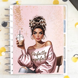 Può includere: Una copertina di pianificatore con un'illustrazione di moda di una donna con un fiocco leopardato, che tiene in mano un caffè freddo. La donna indossa un top rosa con spalle scoperte con la scritta "Perfectly imperfect". Il pianificatore ha schede mensili.