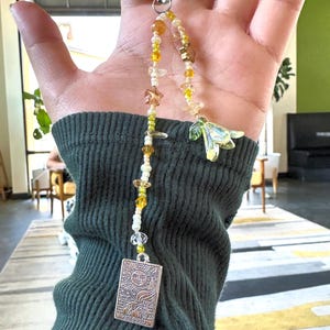 Ciondolo per telefono con perline a forma di giglio giallo, carta dei tarocchi "il sole", accessori Y2K, portachiavi con cinturino per cellulare, grazioso ciondolo per telefono, spirituale