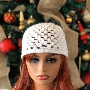 Woman&#39;s White Puff Stitch Winter Hat