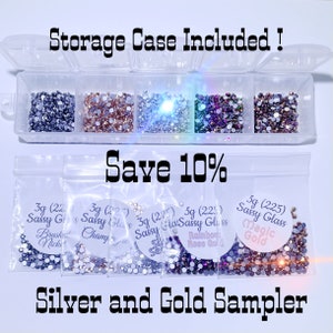 Pode incluir: Uma caixa de armazenamento de plástico transparente cheia de strass de várias cores. Abaixo, pequenos sacos de strass são rotulados como "Brushed Nickel", "Champagne", "Silver Ser", "Rainbow Rose Gold" e "Magic Gold". O texto diz "Silver and Gold Sampler".