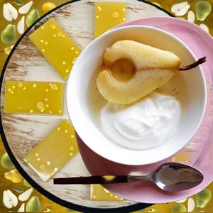 Op de afbeelding: Een culinair stilleven met een gepocheerde peer in een witte kom met room, en decoratieve gele repen met citrusaccenten. Een lepel ligt naast de kom, met peren- en citroenillustraties op de achtergrond.