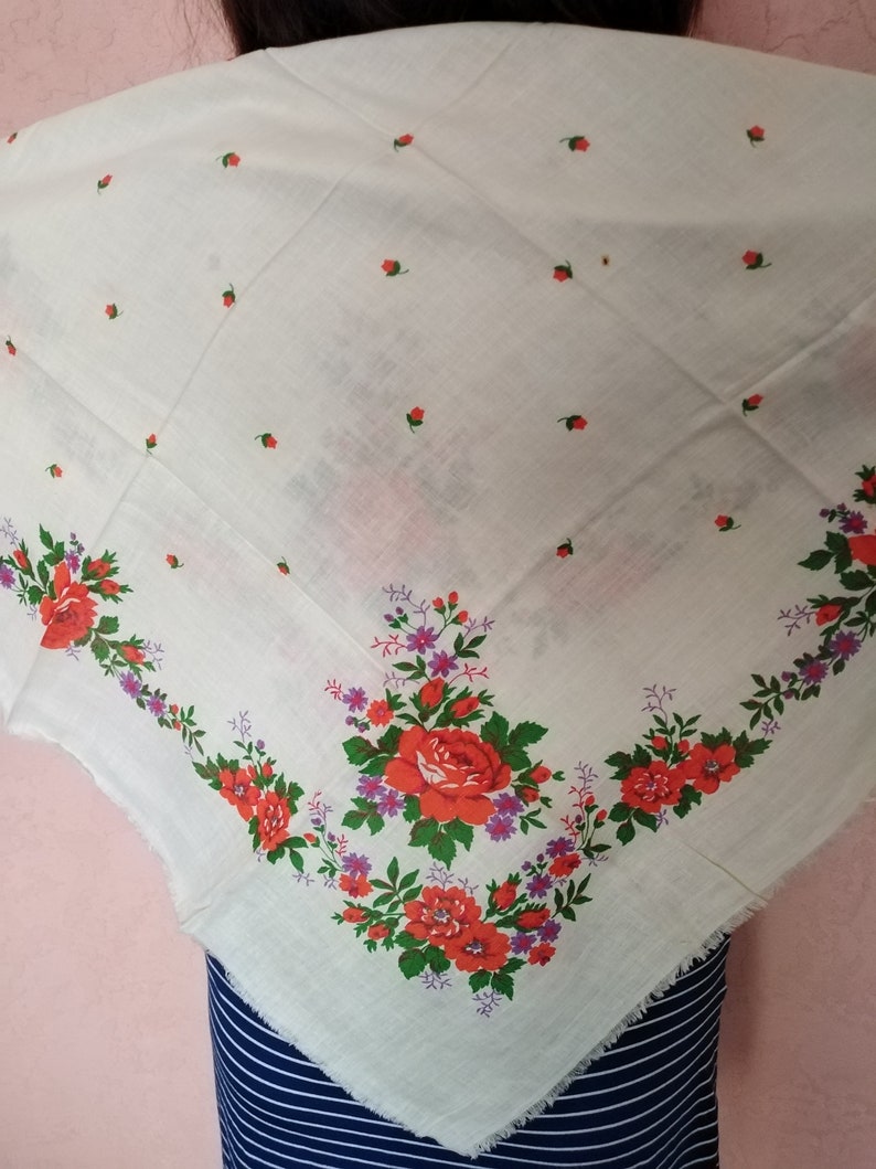 Vintage woolen shawl of USSR.A beautiful shawl.Flower shawl.Great Shawl,fashion shawl,vintage scarf,Ukrainian Scarf,floral print,beige scarf