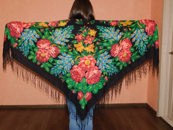 Large vintage shawl with fringe, Beautiful shawl,