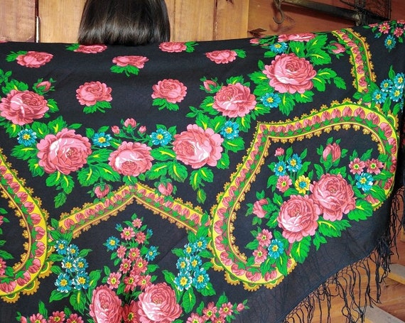 Large vintage shawl with fringe, Beautiful shawl,… - image 9