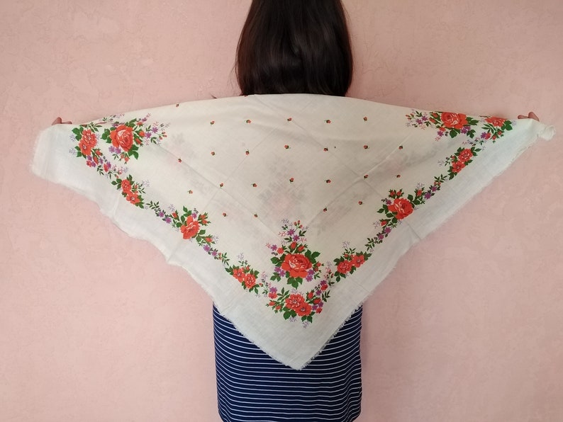 Vintage woolen shawl of USSR.A beautiful shawl.Flower shawl.Great Shawl,fashion shawl,vintage scarf,Ukrainian Scarf,floral print,beige scarf