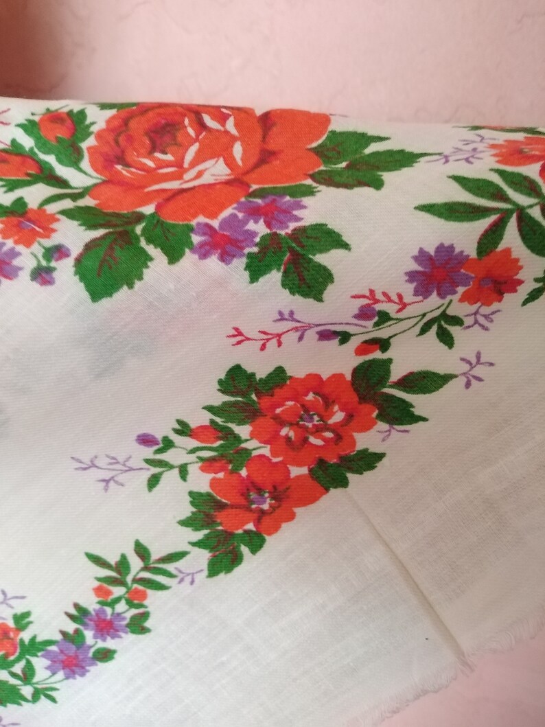 Vintage woolen shawl of USSR.A beautiful shawl.Flower shawl.Great Shawl,fashion shawl,vintage scarf,Ukrainian Scarf,floral print,beige scarf