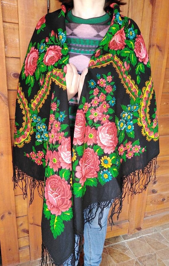 Large vintage shawl with fringe, Beautiful shawl,… - image 4