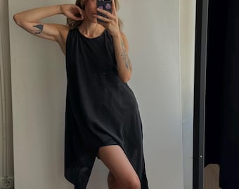 Minivestido negro asimétrico, túnica transparente de capas, prenda ligera para combinar en verano.