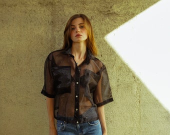 Camisa de organza transparente: manga corta, detalle de bolsillo grande