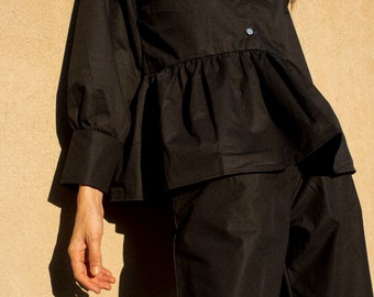 Blusa negra de algodón con botones • Cintura plisada, mangas abullonadas