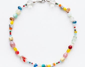 Collar de verano elaborado con cuentas de vidrio en varias opciones de tamaño, fabricado bajo pedido.