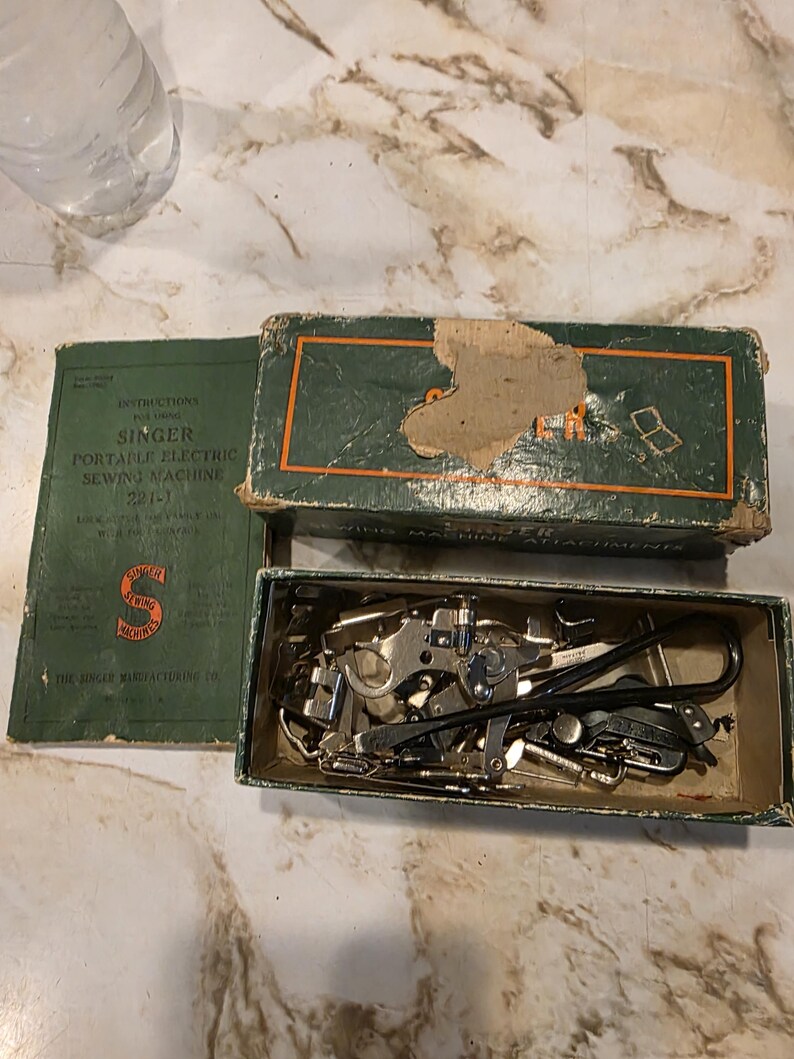 1952 Singer Featherweight Sewing Machine in Case Model # 220-1 Made in ...
