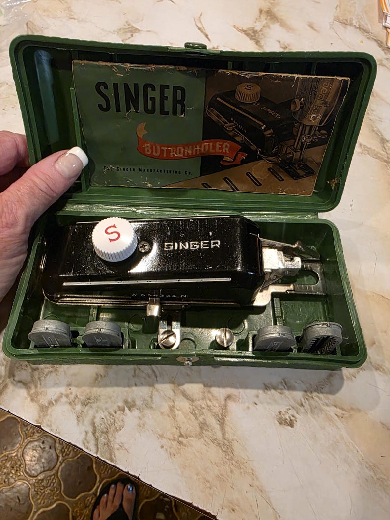 1952 Singer Featherweight Sewing Machine in Case Model # 220-1 Made in ...