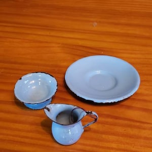 Lot von 3 Miniatur Spielzeug Blau Emaille Milchkännchen Schüssel und Untertasse