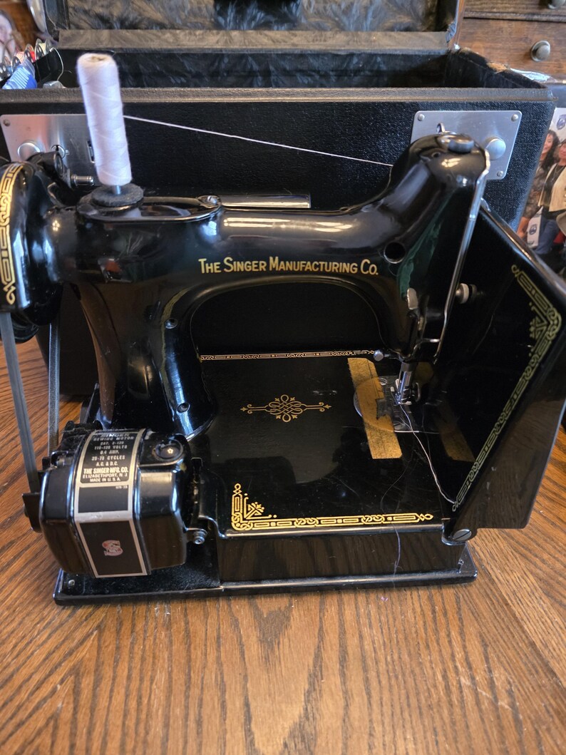 1952 Singer Featherweight Sewing Machine in Case Model # 220-1 Made in ...