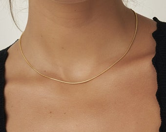 Collier gouden choker, serpentine choker, sierlijke choker, minimalistische choker, kettingchoker, delicate choker, minimale sieraden, sierlijke sieraden