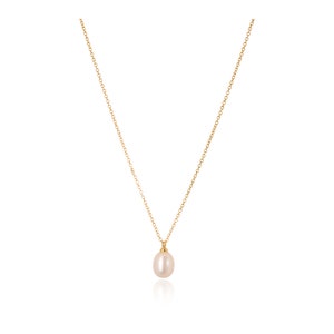 Alt text describes the delicate design of this necklace featuring natural pearls, plated in gold for an elegant touch. Its minimalist style adds sophistication to any outfit, making it a versatile addition to your jewelry collection.