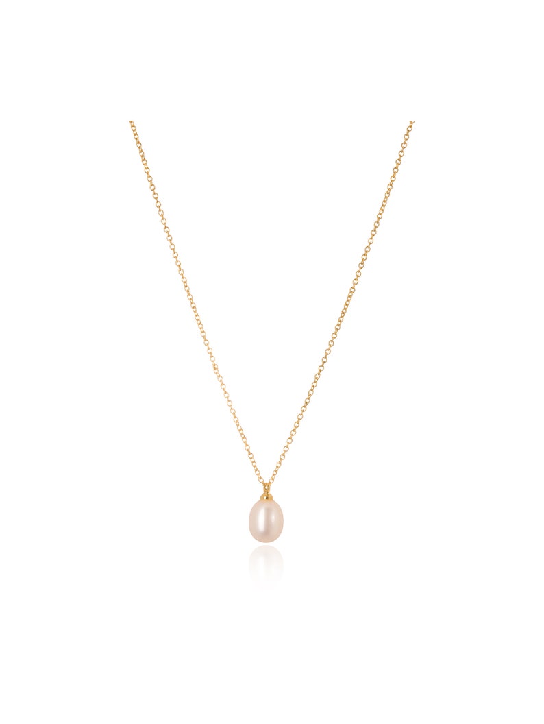 Alt text describes the delicate design of this necklace featuring natural pearls, plated in gold for an elegant touch. Its minimalist style adds sophistication to any outfit, making it a versatile addition to your jewelry collection.