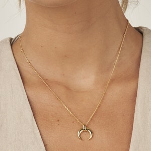 Halve maan ketting Hoorn ketting vergulde 18k ketting minimalistische ketting Sierlijke ketting Minimale ketting kleine ketting afbeelding 2