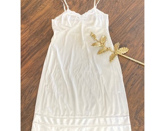 Vintage Adonna 38 Nylon Slip Dress Camicia da notte Farmhouse Cottage Core Trim in pizzo