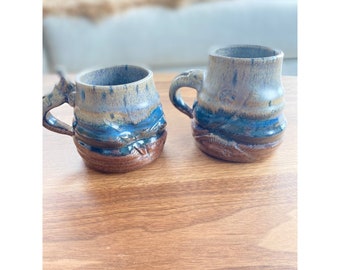 New Handmade Studio le sue tazze in ceramica, firmate, toni della terra, blu, smaltate
