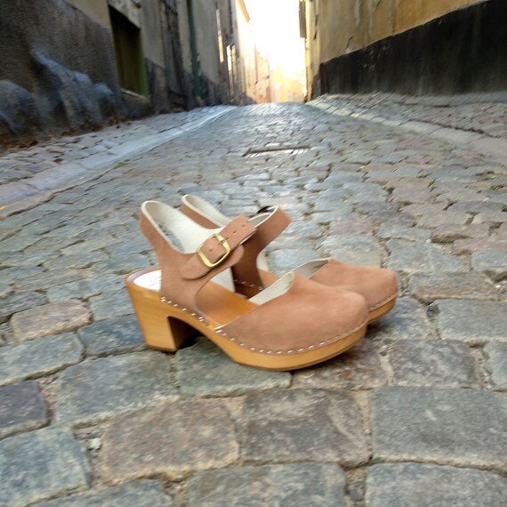 Green clog deals sandals