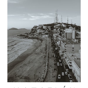 BLACK & WHITE Mazatlan, Mexiko, mit Blick auf die Stadt und den Strand, Promenade, Fotografie, Wandkunst, Druck, digitaler Download