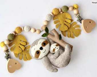 Pram Chain with Sloth & Monstera Leaf, Wooden Felt Stroller Toy, Newborn Gift