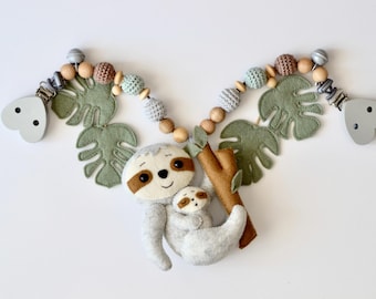 Pram Chain with Sloth & Monstera Leaf, Wooden Felt Stroller Toy, Newborn Gift