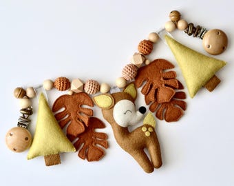 Felt Pram Chain with Deer & Monstera Leaf, Woodland Nursery Stroller Toy, Natural Newborn Gift