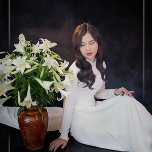 Women White ao dai ngoc trai silk.