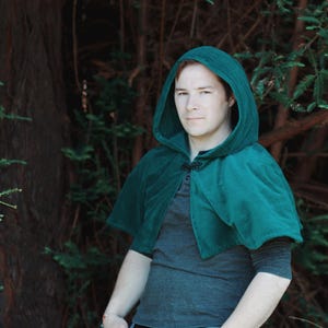 Handgemaakte cape met capuchon Whispering Pines: bosgroene fluwelen stof, Fae Ranger-cosplaykostuum