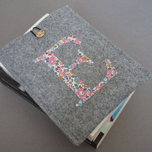 Monogrammat filtfodral till Kindle: Liberty Floral e-läsarfodral