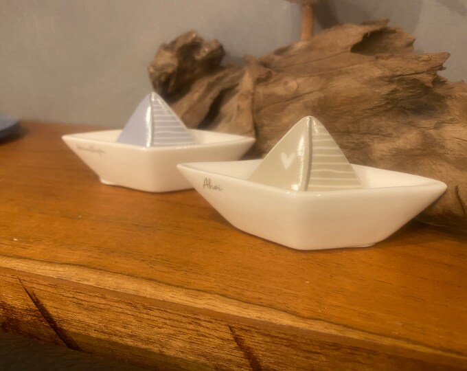 Featured listing image: Dekoschiffe im Set aus Porzellan mit Text Paperboat Schiffchen