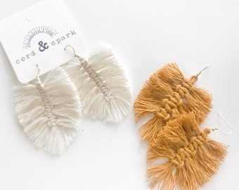 Pendientes de pluma de Macrame