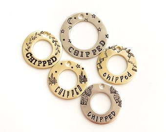 以下が含まれることがあります： 「chipped」と刻まれた、金と銀の金属製のキーホルダーが5つ。それぞれのキーホルダーは、星、葉、木、山、熱帯の葉など、異なるデザインが施されています。