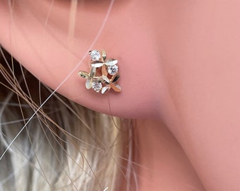 Clous d'oreilles floraux en or 9 carats avec zircons