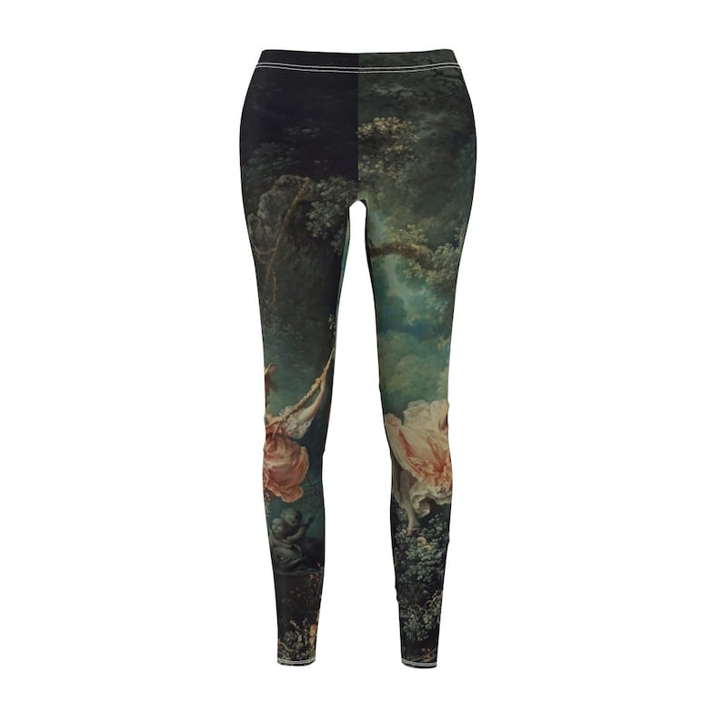 Puede incluir: Leggings con estampado de pintura cl&aacute;sica que representa figuras en un bosque. La obra de arte muestra a una mujer en un columpio, con tonos rosas y blancos sobre un fondo verde oscuro y azul. Los leggings tienen cintura alta y est&aacute;n hechos de un material el&aacute;stico.