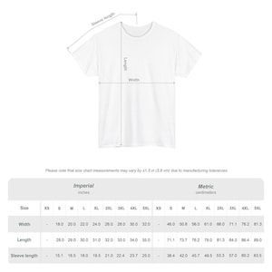Op de afbeelding: Een wit t-shirt met afmetingen voor breedte, lengte en mouwlengte. De maattabel bevat metrische afmetingen in centimeters, vari&euml;rend van XS tot 5XL. De breedte varieert van 46,0 tot 81,3 cm.